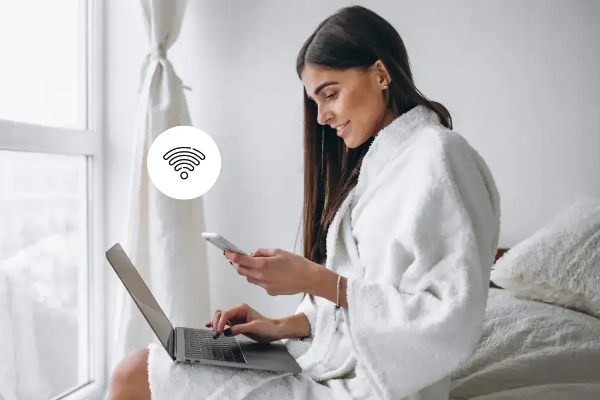 Cliente in hotel utilizza lo smartphone con Wi-Fi stabile e soddisfazione del servizio